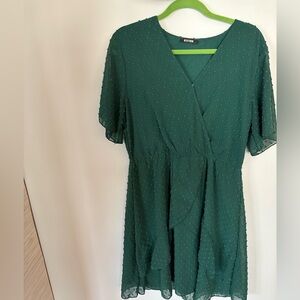 Cute green dress. Comes with tie. Great for a wedding as a guest.